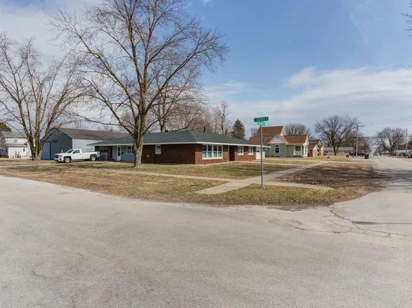 302 E Barker St, Tuscola, IL 61953