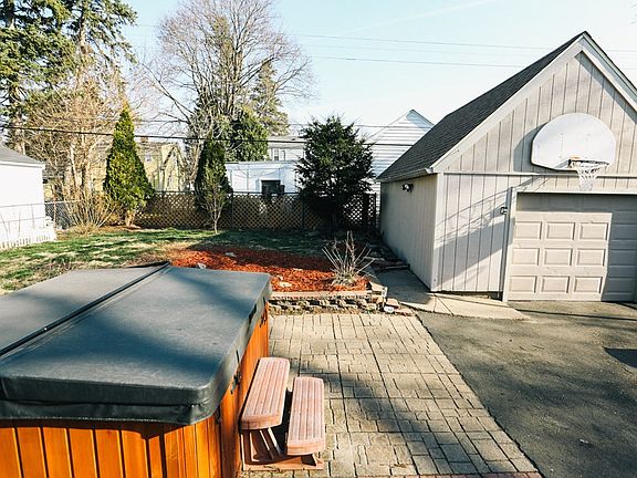 4th image of 749 Bellwood Ave E