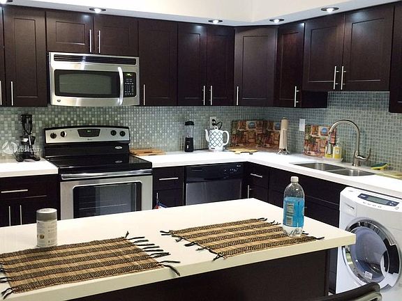 5th image of 2730 NE 183rd St #Townhouse 02