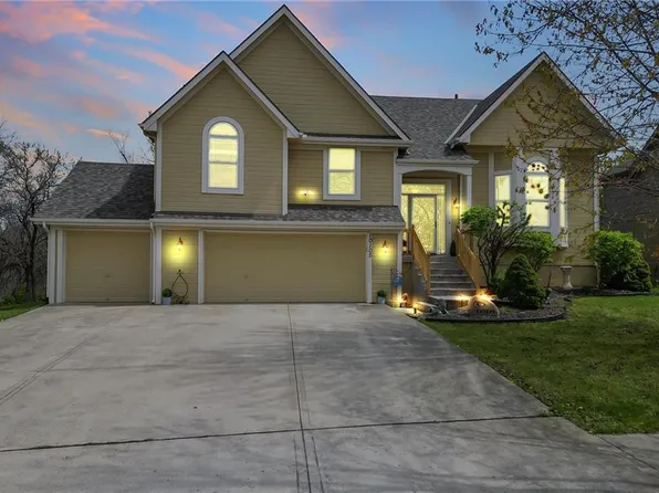 10105 N Hedges Ave, Kansas City, MO 64157