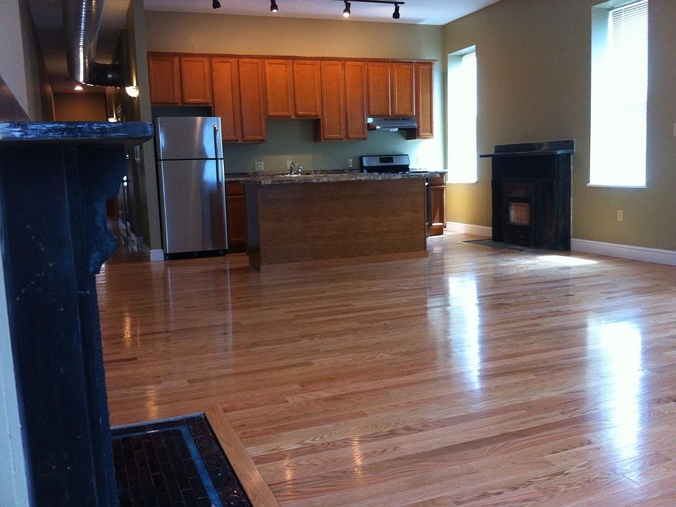 Living rm, kitchen
