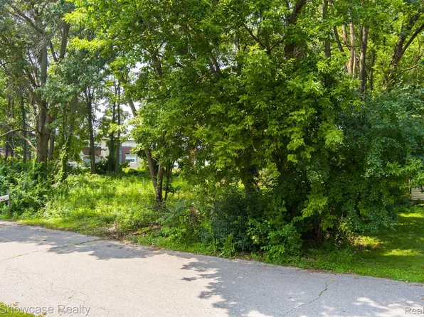 8330 Dickert St, Commerce Township, MI 48382
