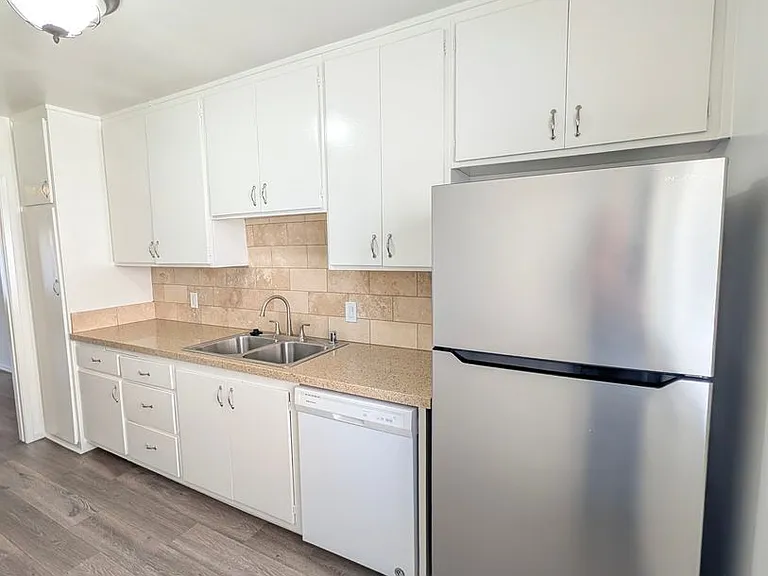 Dickens Garden Apartments — Photo 10