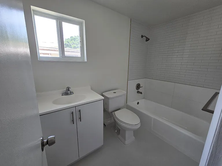 master bathroom has en suite bathroom...