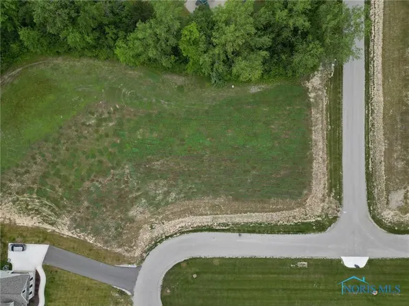 143 Coach House Loop, Bowling Green, OH 43402