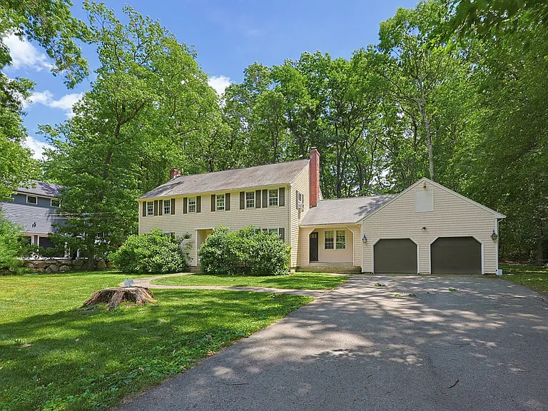 12 Carriage Dr — Photo 3