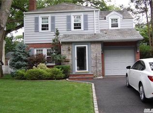 12 Lake Dr E, Valley Stream, NY 11580