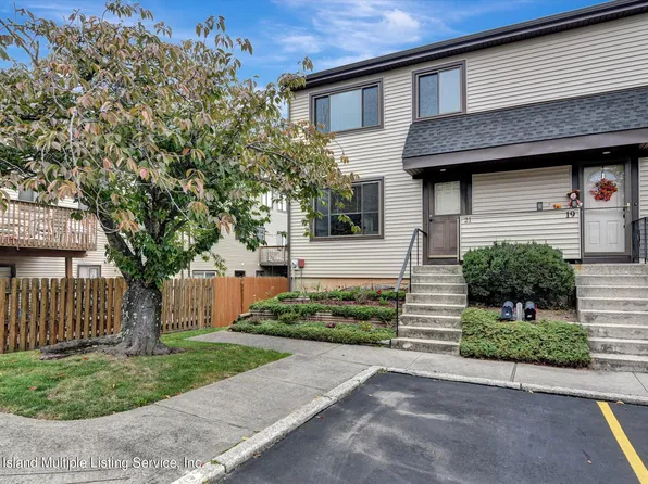 21 Locust Ct, Staten Island, NY 10309