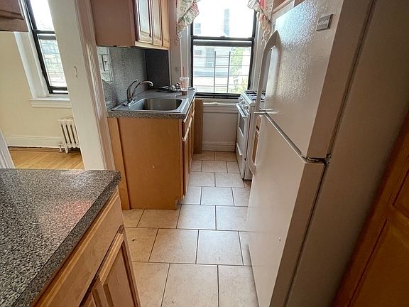 4th image of 62-98 Saunders St #3EE