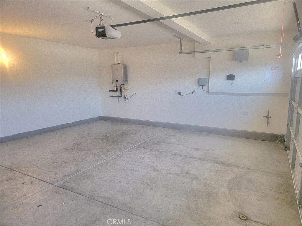 3 bed, 2.5 bath, 1705 sqft, $3,300 — Photo 3