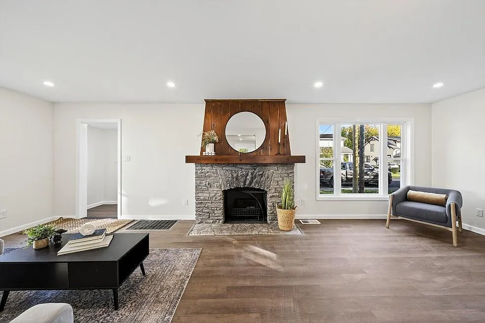 127 W Warrington Rd — Photo 3