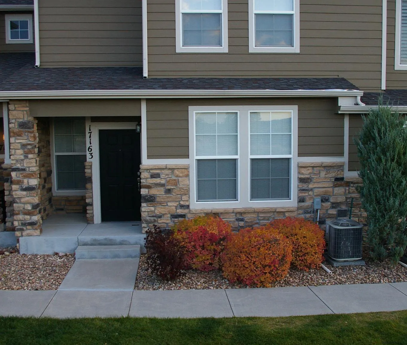 3 bed, 2.5 bath, 1486 sqft, $2,100 — Photo 1