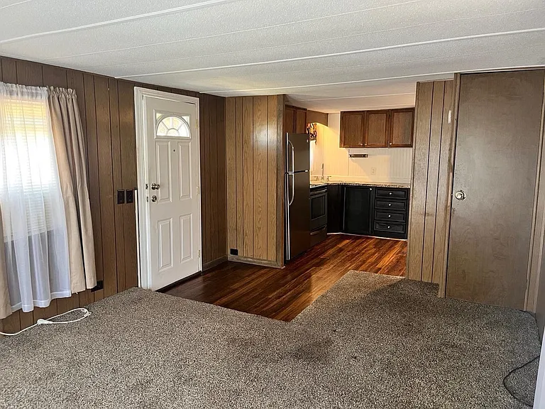 17813 Sherman Ave — Photo 5