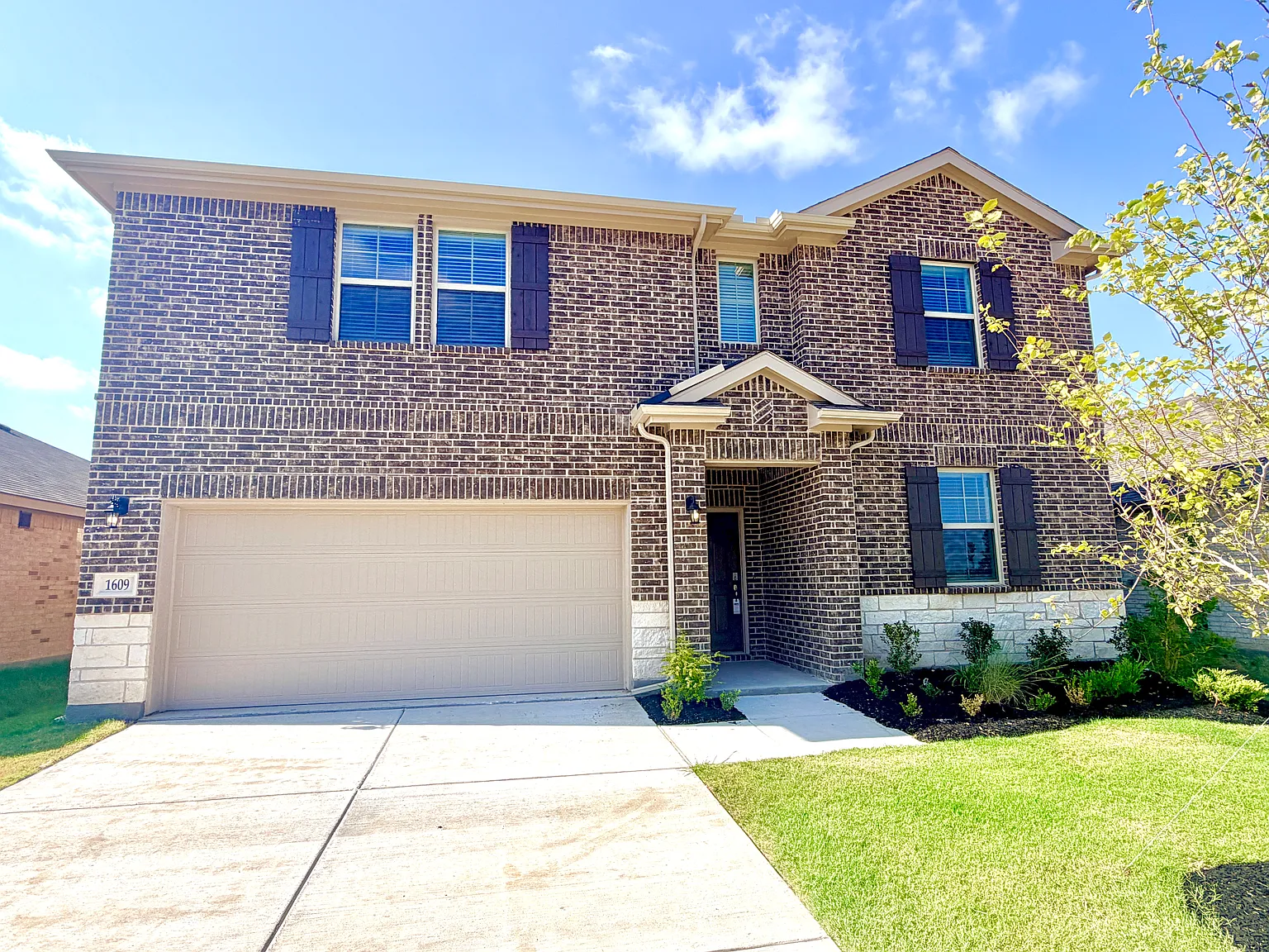 5 bed, 2845 sqft, $3,000 — Photo 1
