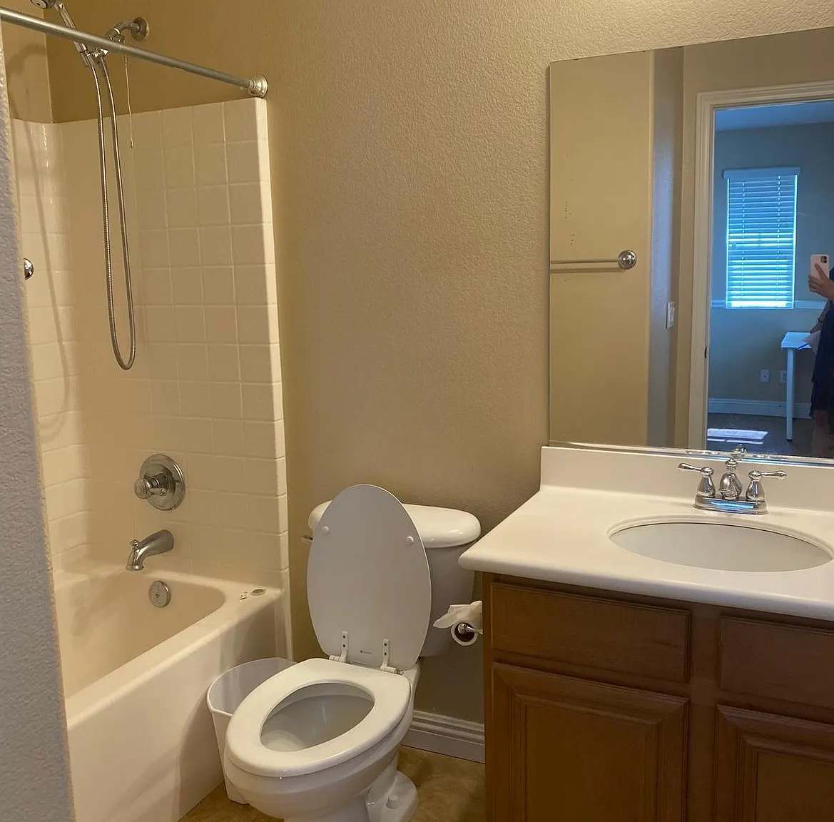 6 bed, 5000 sqft, $1,299 — Photo 2