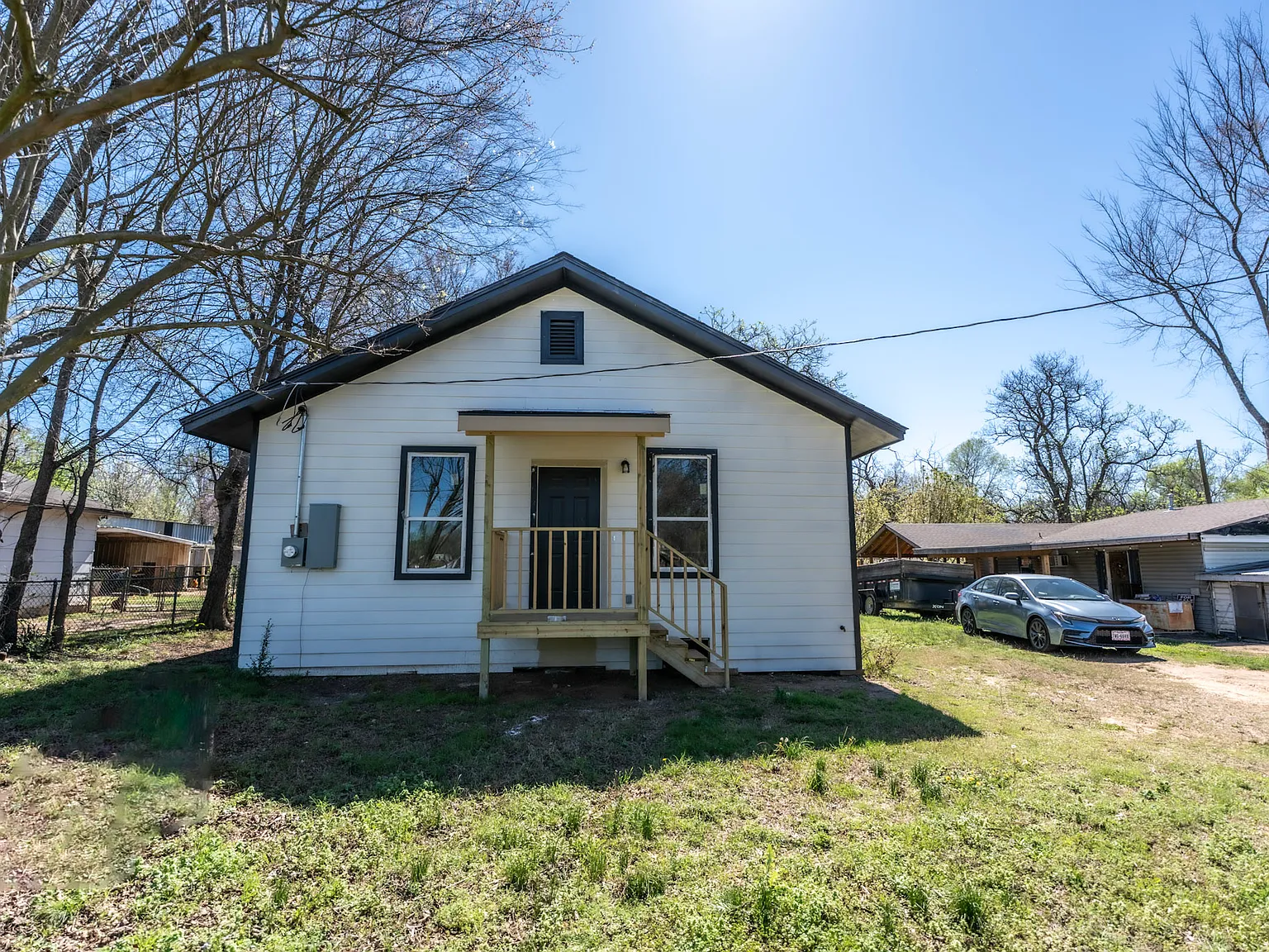 3 bed, 1200 sqft, $1,600 — Photo 1