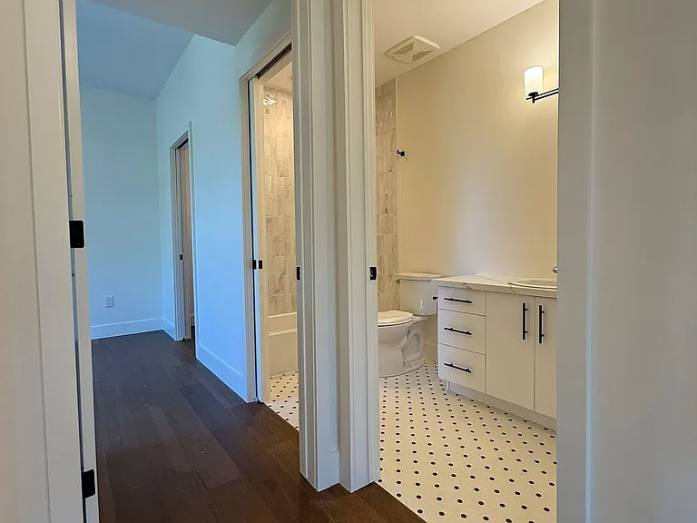604 Queen St S #401 — Photo 17