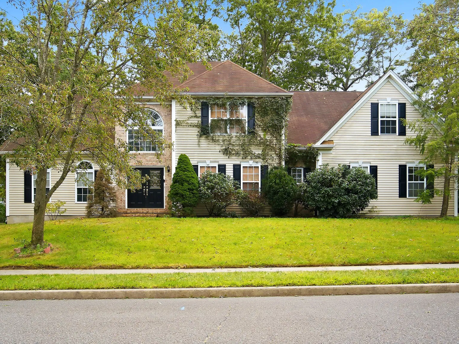 4 bed, 2882 sqft, $4,200 — Photo 2