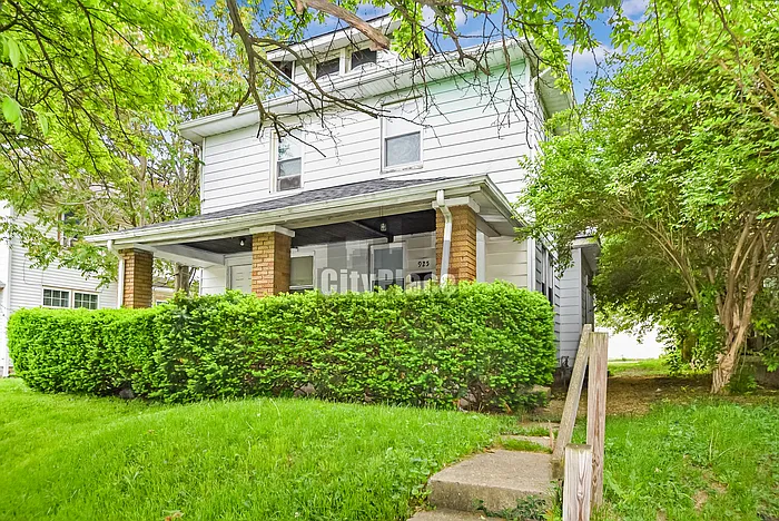 Building Photo - 925 N Gladstone Ave
