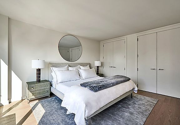 4th image of 220 E 72nd St APT 25A