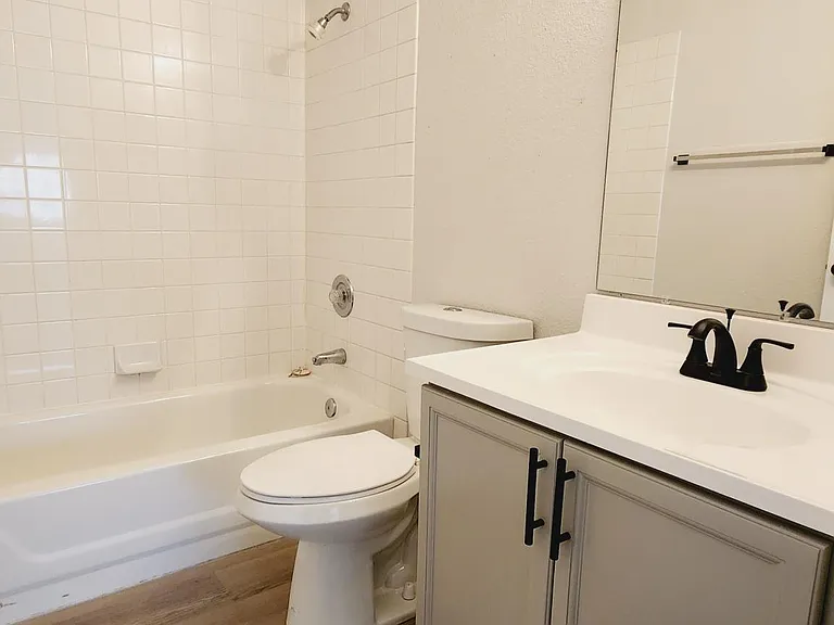 2nd bathroom with tub.