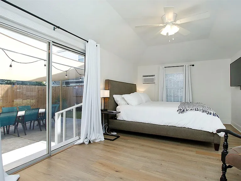 1518 Sabine St — Photo 33