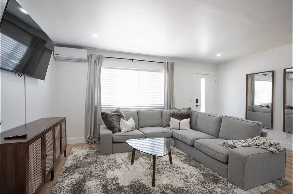 2 bed, 800 sqft, $4,000 — Photo 3