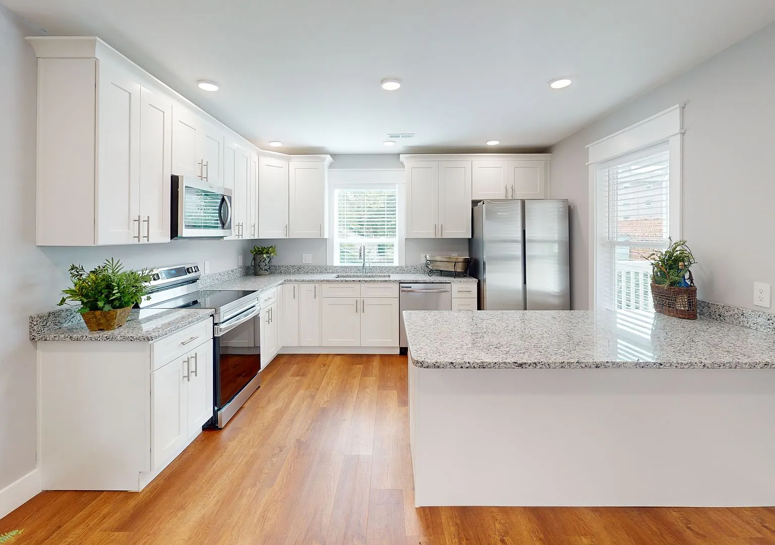 Waitlist for Aug2027Jul2028 Now Open! |5BR in Fort Sanders | Private Bathrooms | Walk to UTK — Photo 2