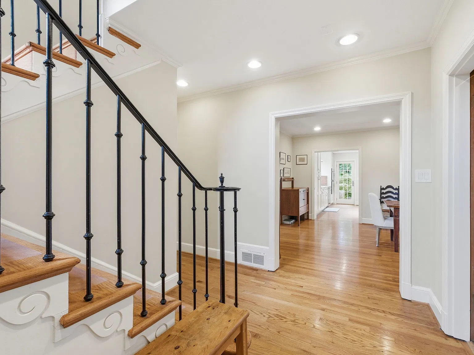 4 bed, 3.5 bath, 3449 sqft, $7,400 — Photo 2