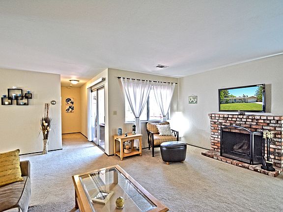 3rd image of 611 Alhambra Ln
