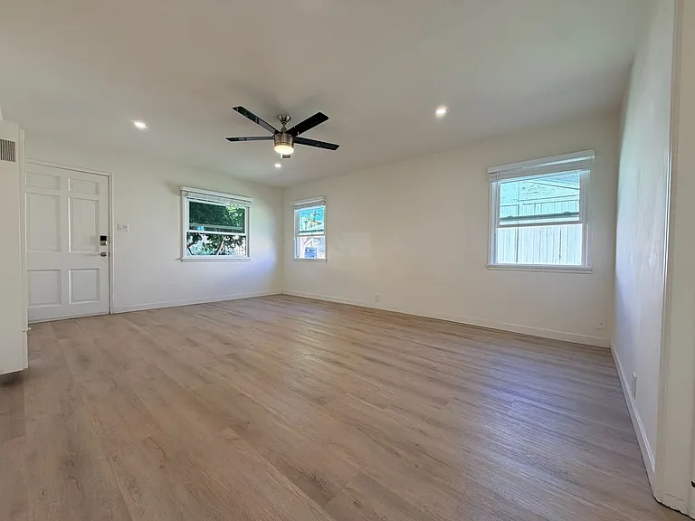 227 N Juanita Ave — Photo 4