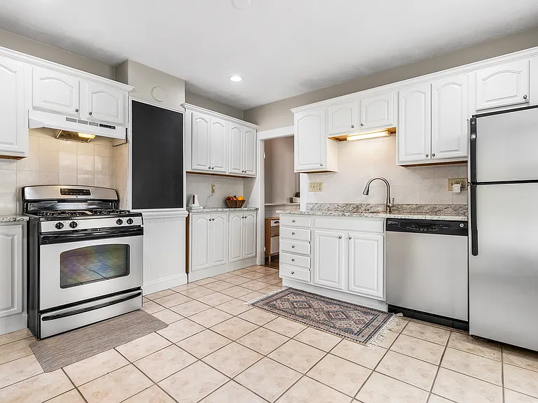 Large eat-in kitchen with modern appliances