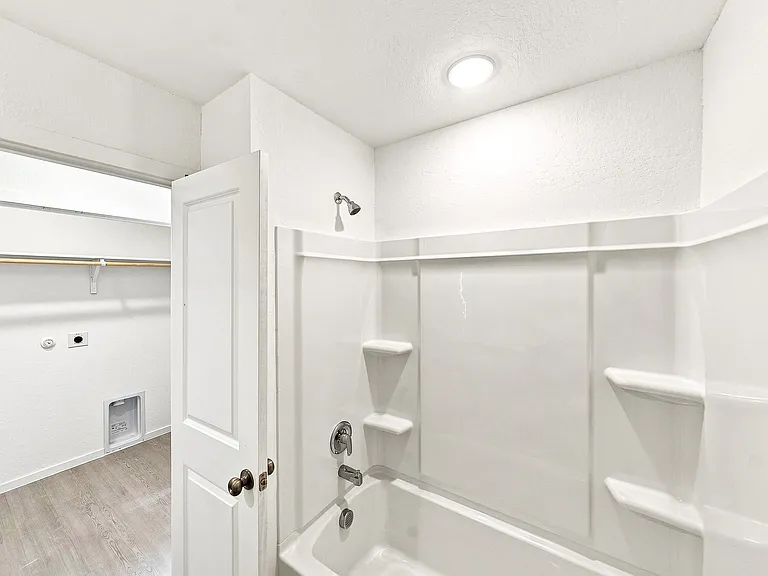 271 Zyra Ave — Photo 32