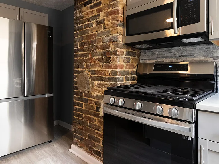 916 Phineas St #2 — Photo 3