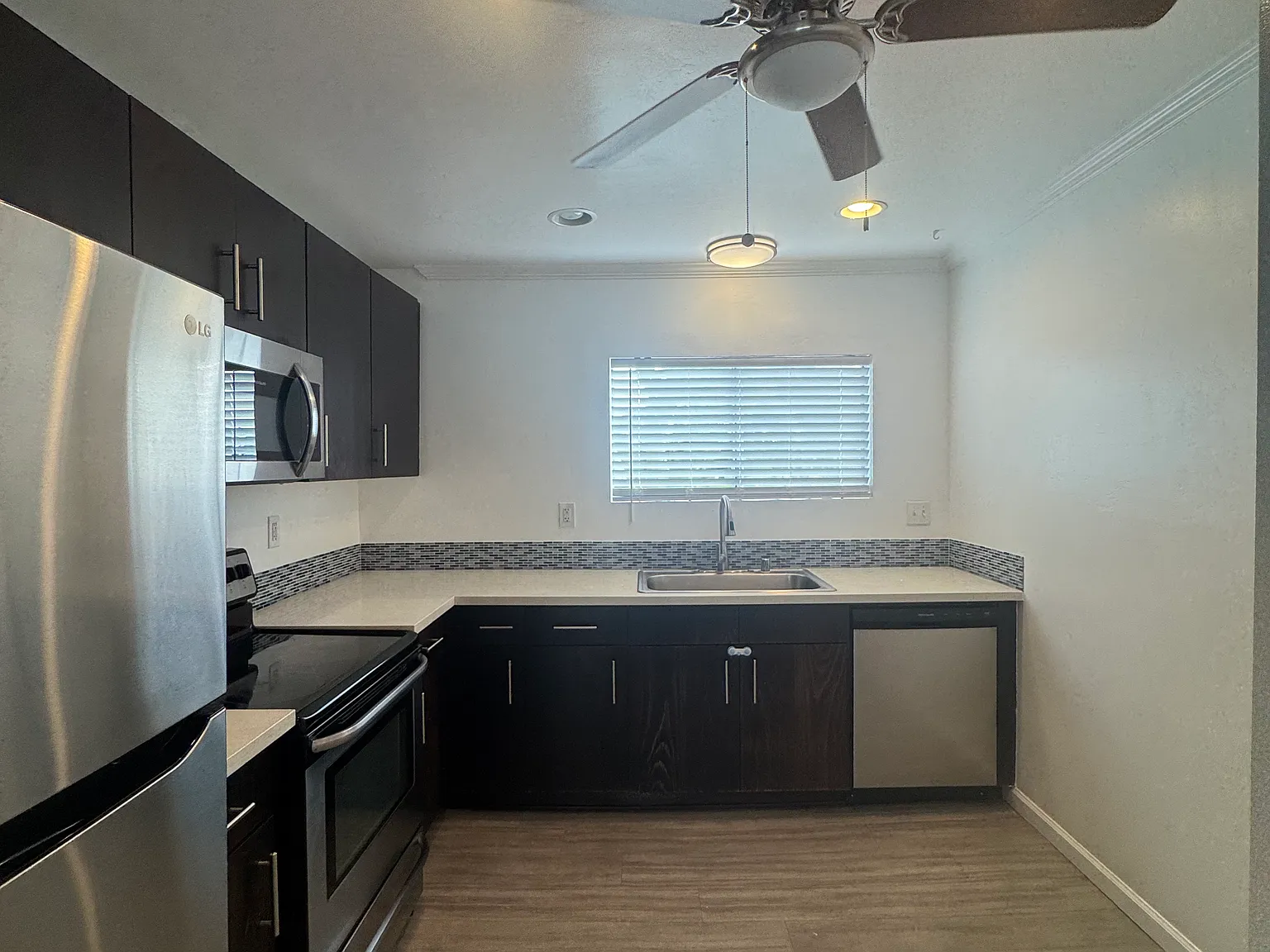 3 bed, 1100 sqft, $3,195 — Photo 4