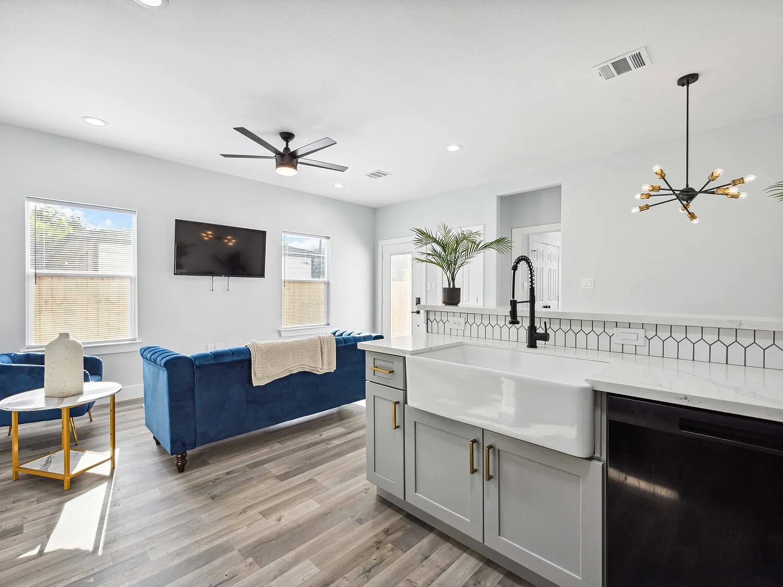 3 bed, 1090 sqft, $2,400 — Photo 4