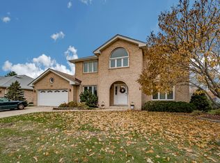 2117 Hidden Valley Dr, Naperville, IL 60565