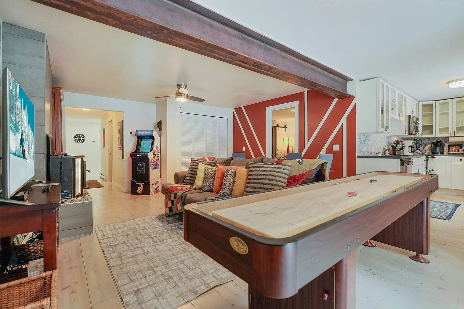 6 bed, 4.0 bath, 4423 sqft, $11,279 — Photo 3