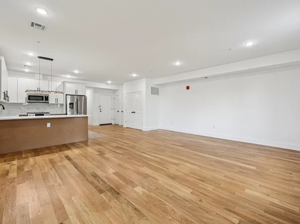 1003 Summit Avenue image 1 of 34