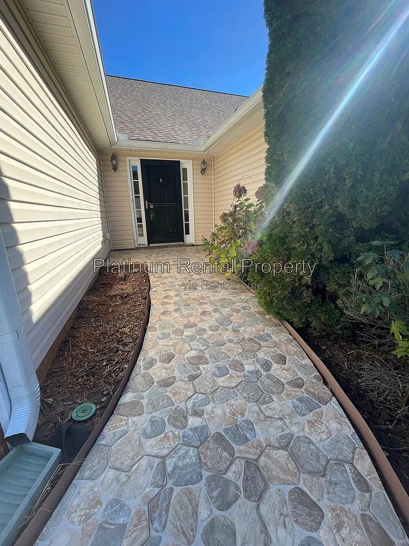 3 bed, 2.0 bath, 2235 sqft, $1,995 — Photo 2