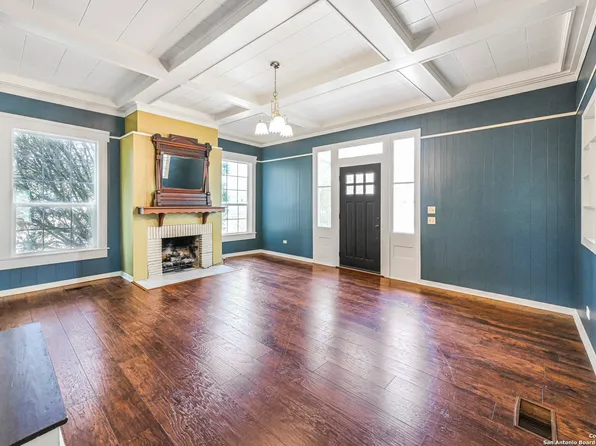 1002 E Gonzales, Yoakum, TX 77995