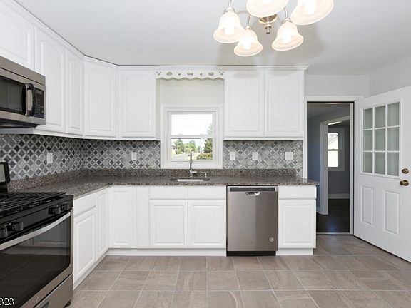 2nd image of 180 No 9 Ave