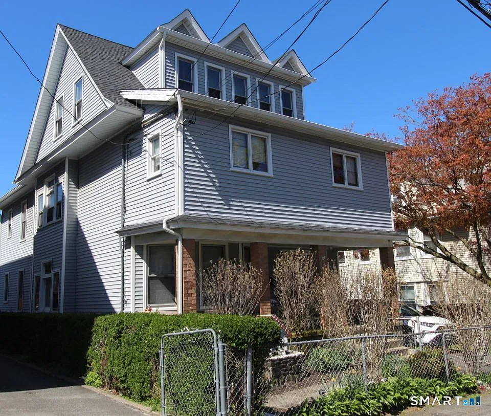 3 bed, 1.0 bath, 1252 sqft, $2,400 — Photo 1