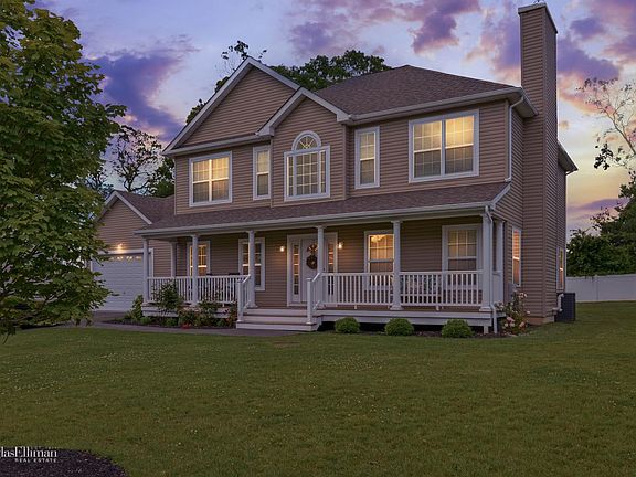 3rd image of 17 Horseshoe Cir