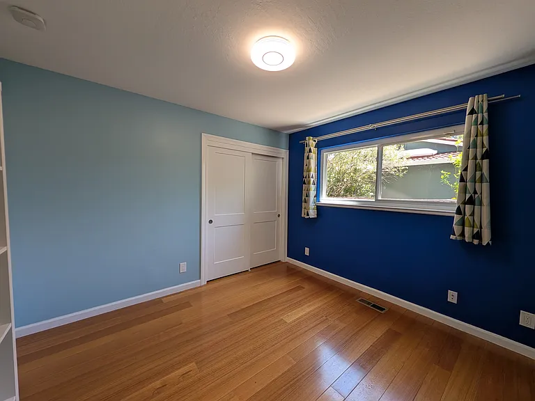 Middle bedroom facing side yard towards Hollenbeck.