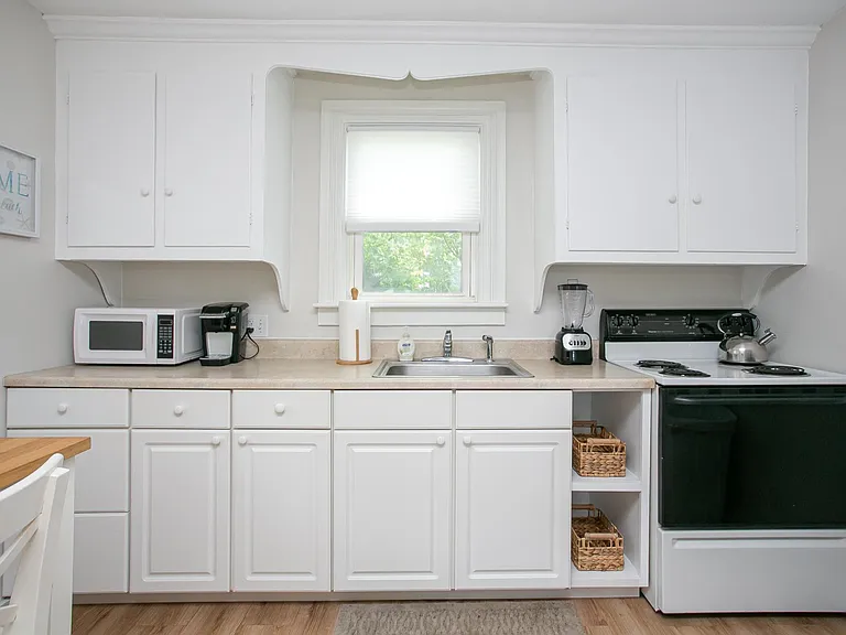 111 Aquidneck Ave — Photo 9