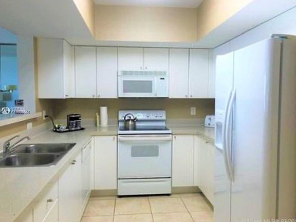 5th image of 17375 Collins Ave #1404
