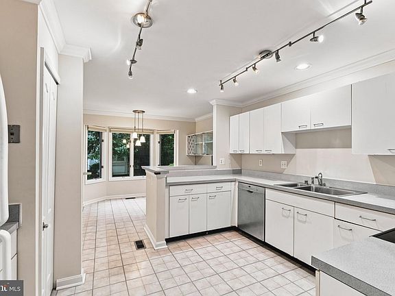 5th image of 617 Stoney Spring Dr