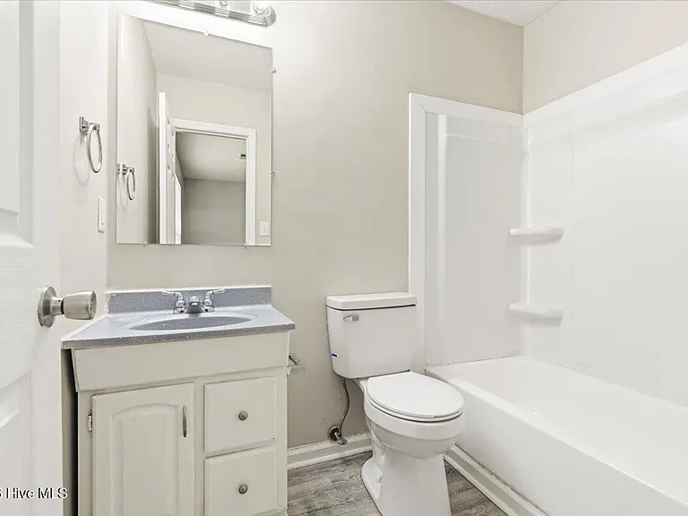 1910 Neptune Dr — Photo 18