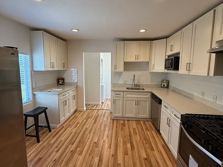 2901 Roosevelt Ln — Photo 5